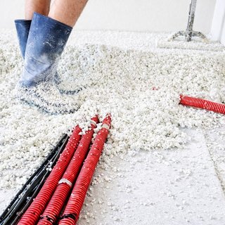 Aplikace sypané podlahové izolace IZOFLOW – rozvody v podlaze